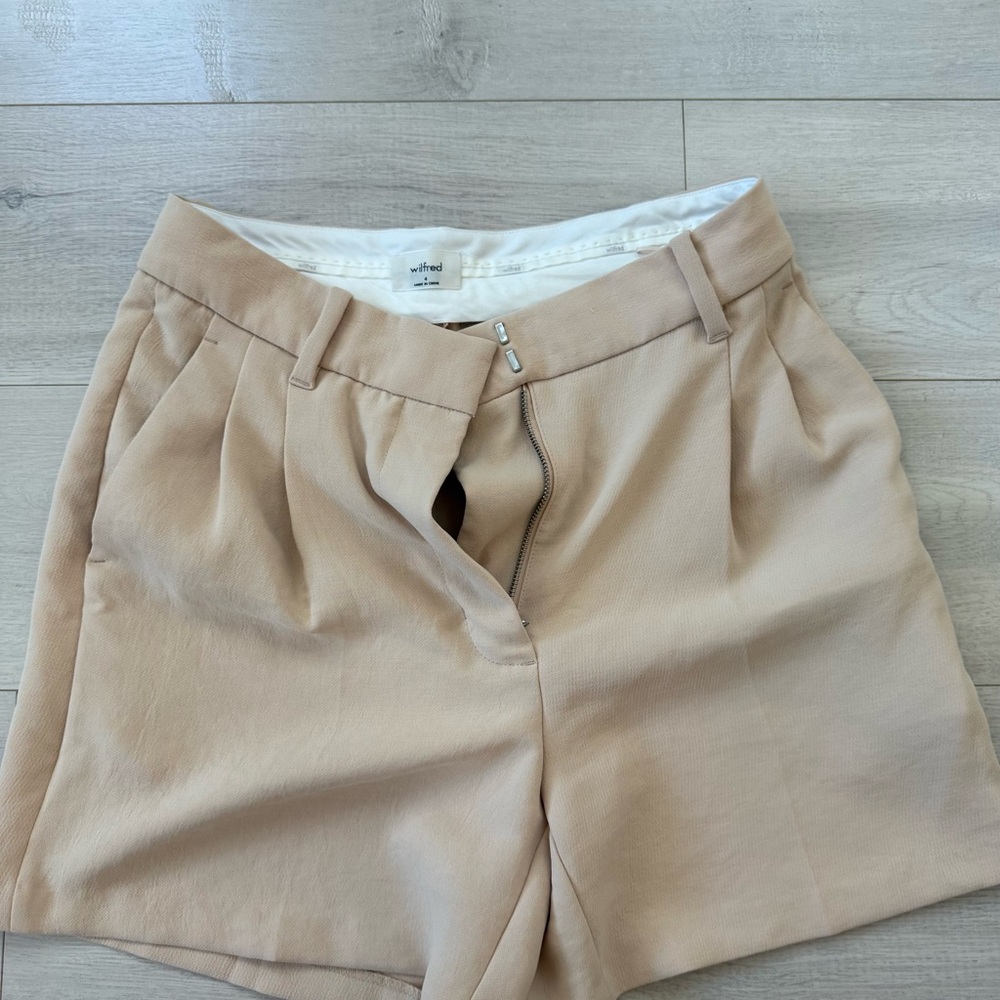 Aritzia Effortless shorts size 4